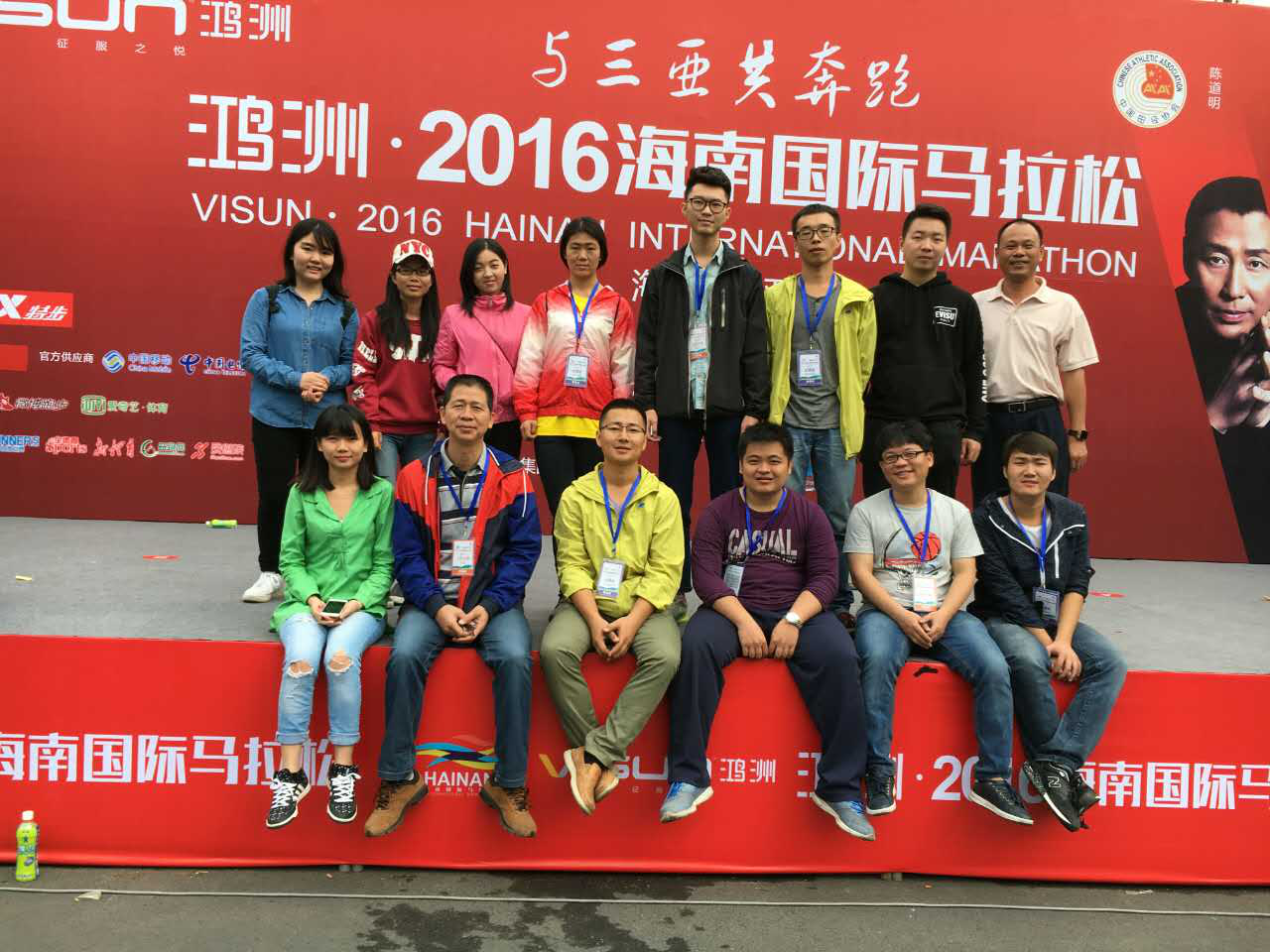 学生与起点直播组合影.png