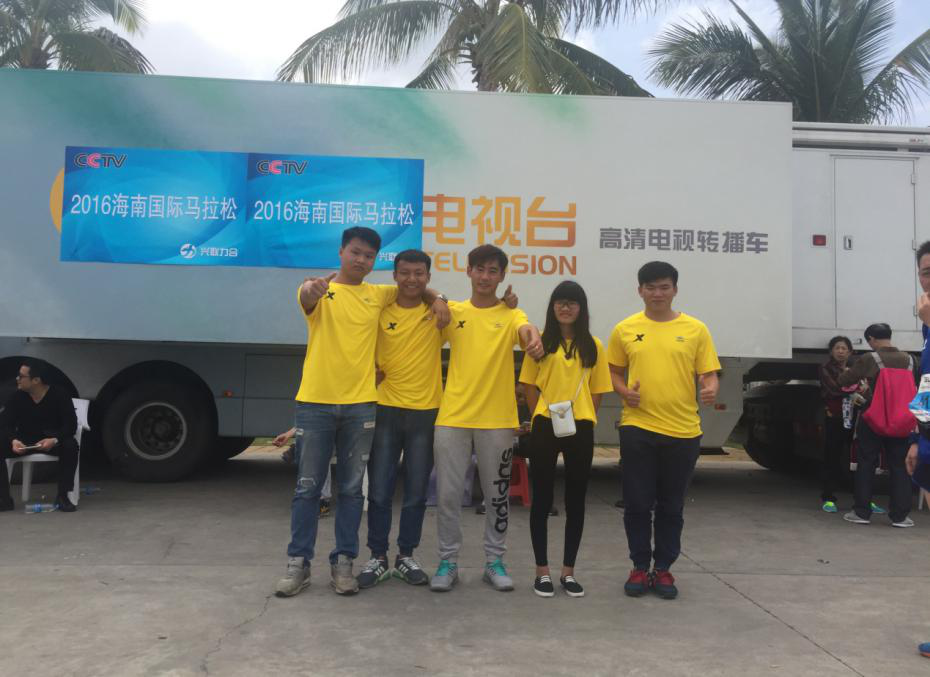 学生与终点直播组合影.png