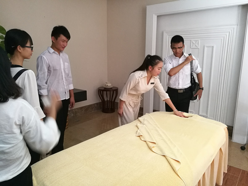 酒店专业spa师为大家介绍物品用途_副本.jpg