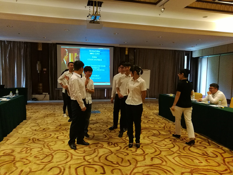 同学们积极参与宿舍拓展游戏_副本.jpg