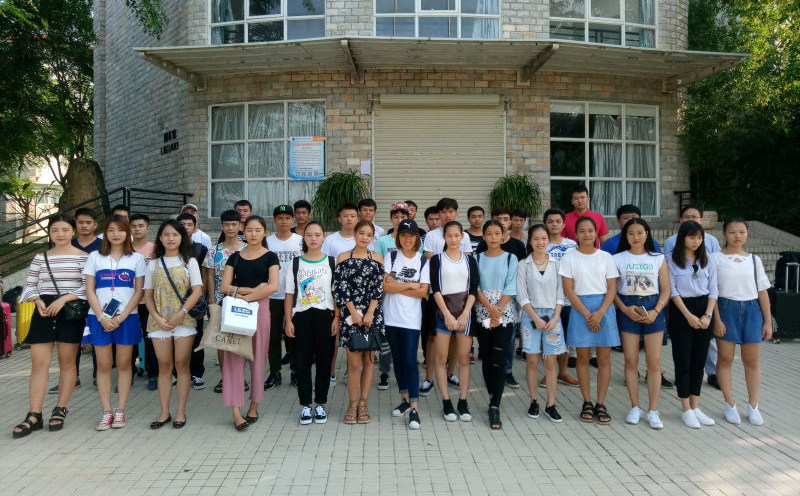 旅游系教师与参加实习学生合影_副本.jpg