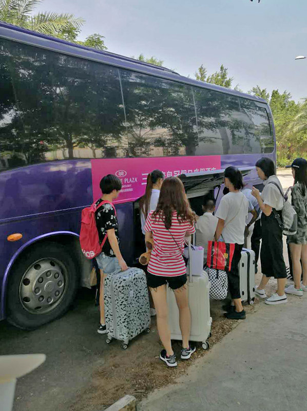 同学们乘坐前往酒店的班车2_副本.jpg