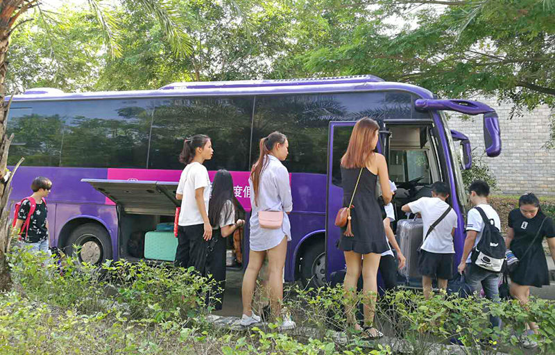 同学们乘坐前往酒店的班车3_副本.jpg