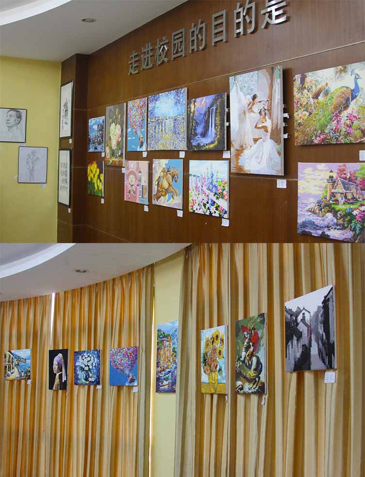 活动现场众多师生投身到公益活动中来,此次艺术展不仅展现了我校