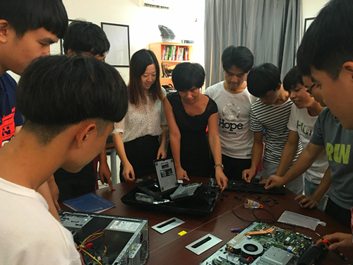 教师们精心指导学生参加技能比赛_副本.jpg