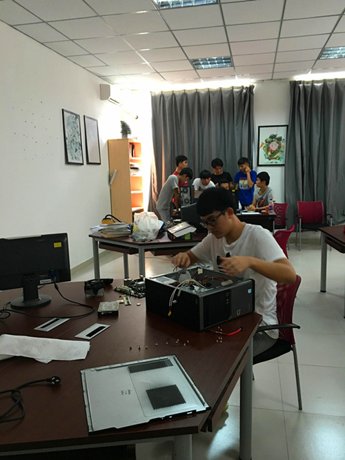 同学们在it工作室刻苦学习_副本.jpg