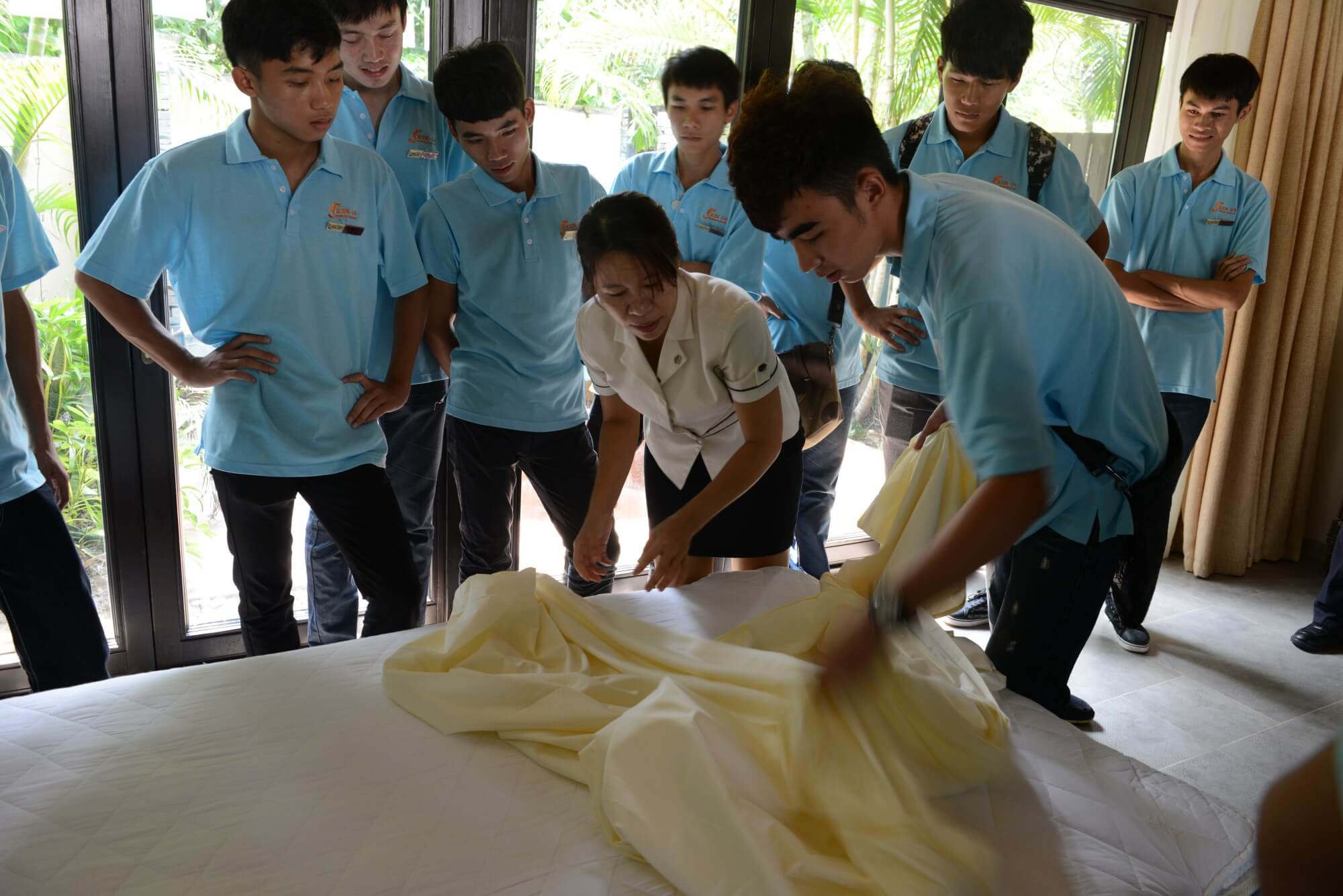 学生在酒店进行客房实操.JPG