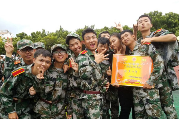 9月14日下午,三亚理工职业学院隆重举行2017级新生军训总结暨阅兵大会,为12天的军事训练及素质拓展画上一个圆满的句号。学院常务副院长贾朋社、党委副书记王昆强、副院长欧阳莉、各系部负责人、全体团总支副书记、全体2017级辅导老师及全体2017级新生参加了本次军训总结大会。大会由学生工作处副处长王强主持。 军训总结大会 汽车系新生以挺拔的身姿、整齐的步伐、响亮的口号、协调一致的动作,赢得全场掌声。学院领导对于同学们的汇报表演给予了高度的赞扬和充分的肯定。 汽车系方阵被评选为优秀方阵 12天军训,同学们