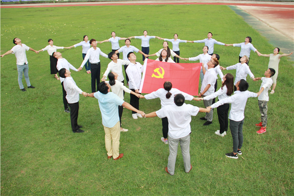 【喜迎十九大,坚定跟党走】我与党旗合张影
