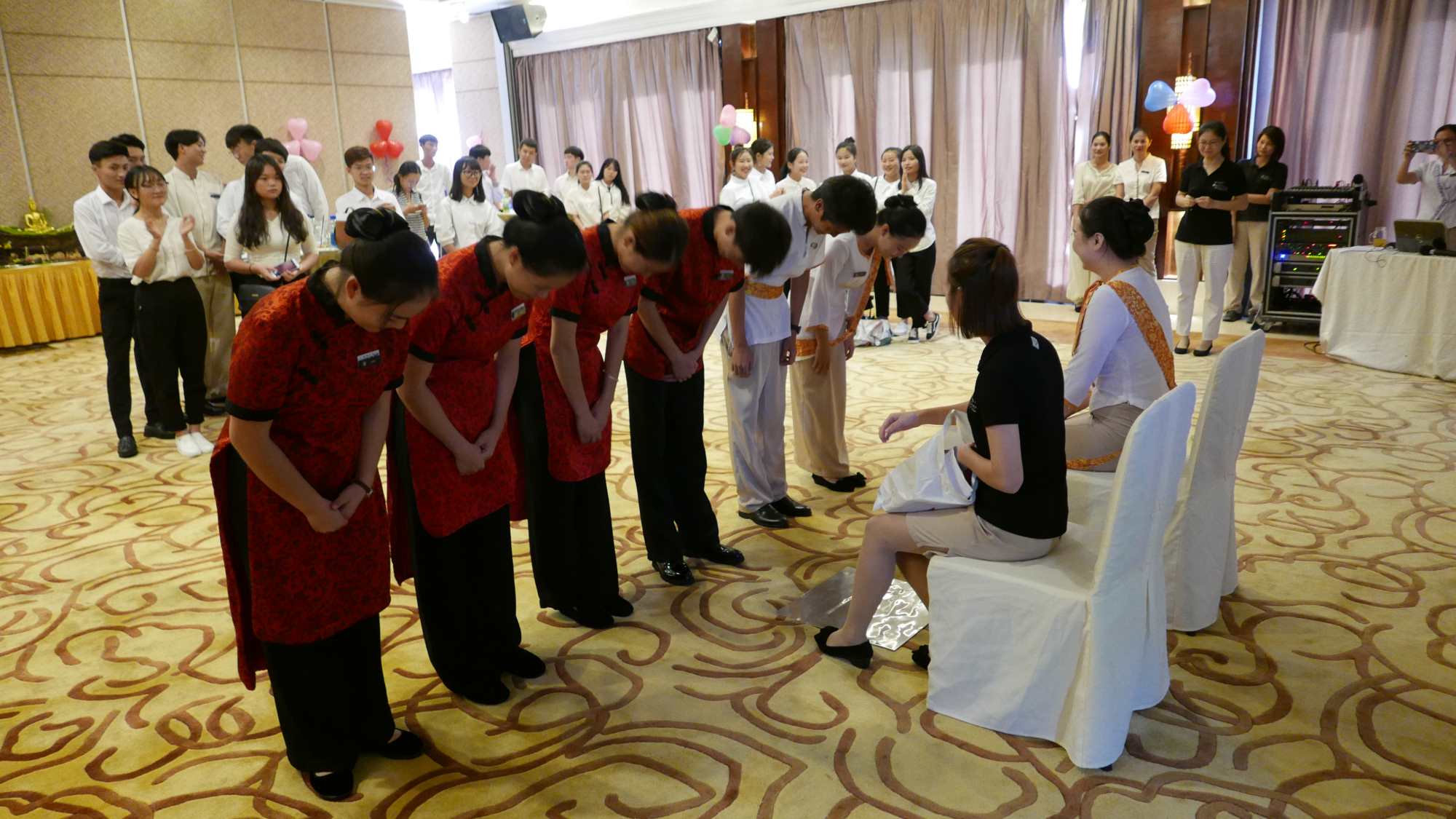 徒弟们向师傅行礼