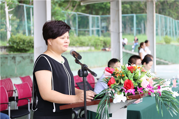 吉阳区教科局党组书记,局长侯雪华宣读表彰决定