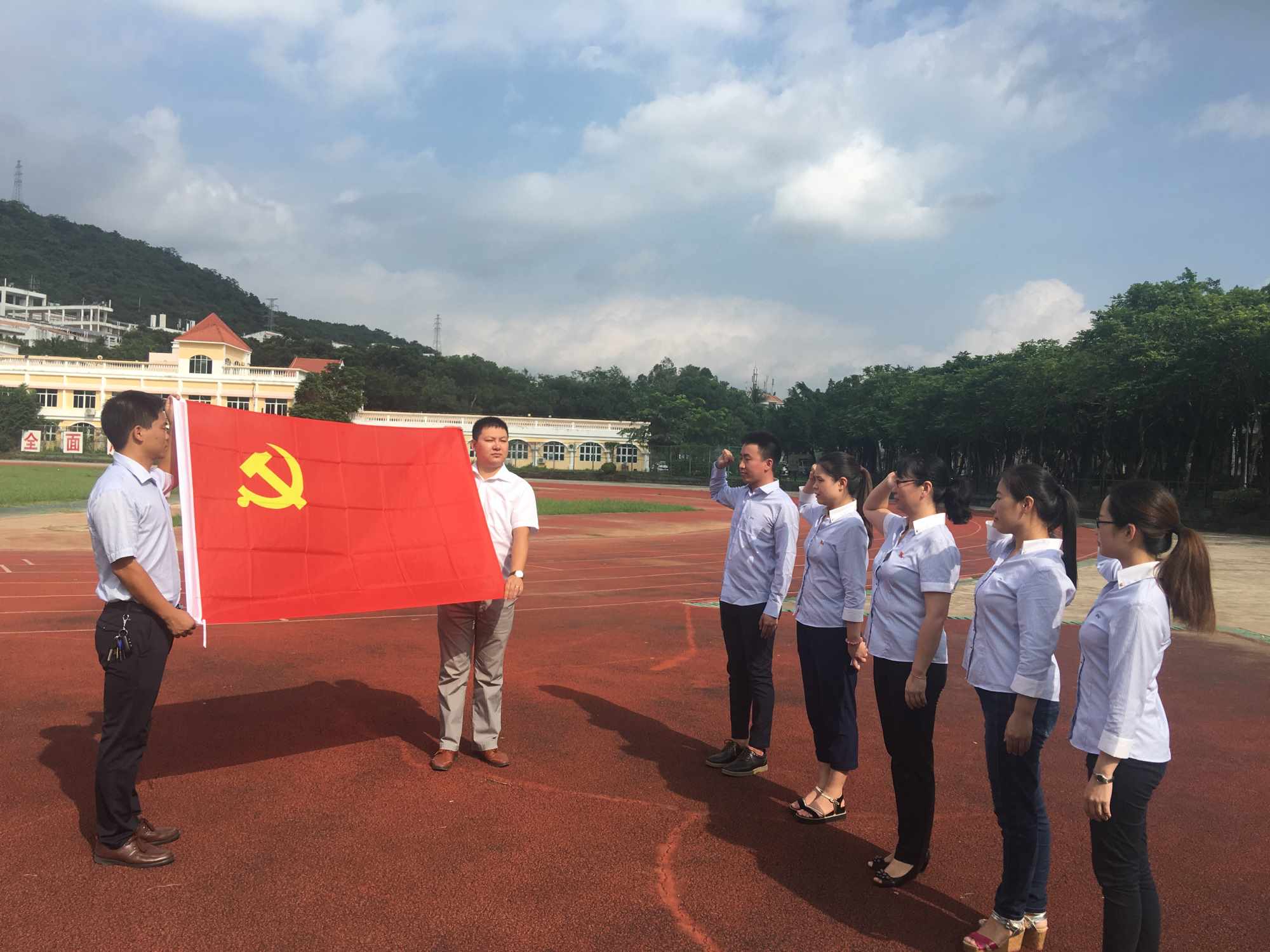 新时代新时期我们和党旗有个约会