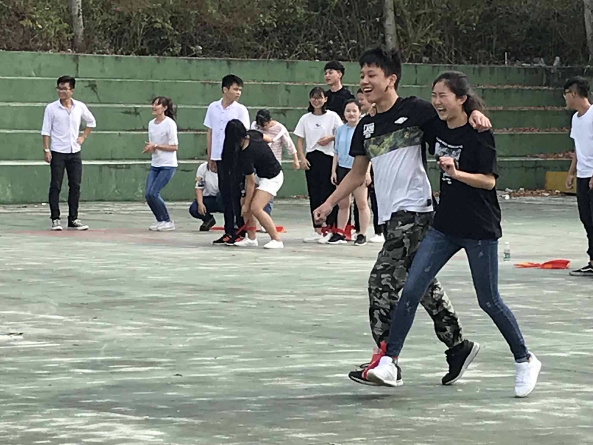欢乐的"两人三足"