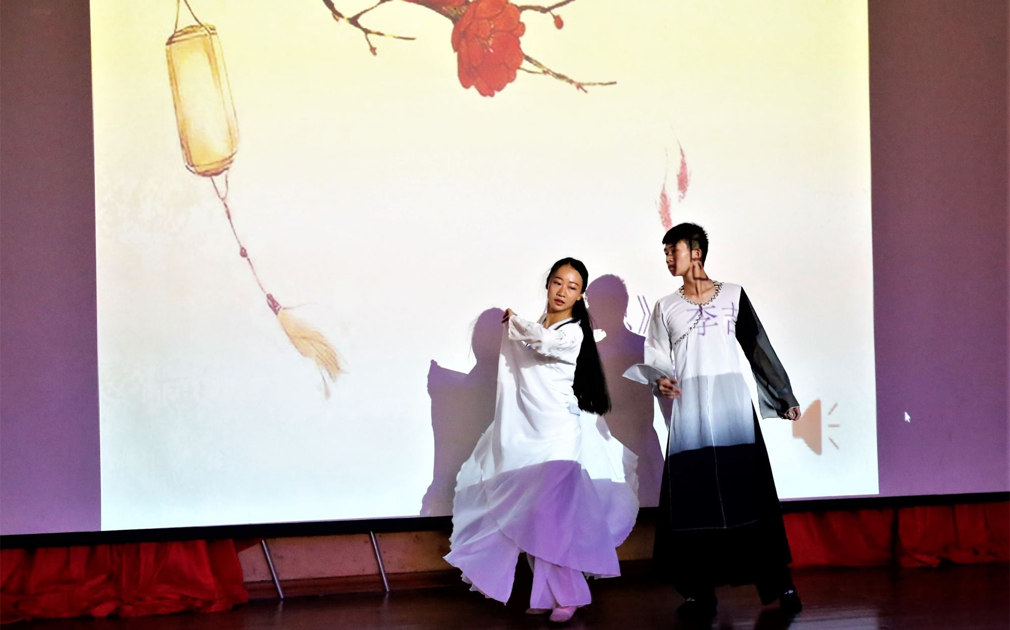 20181008【新生才艺大赛】逐梦旅游，青春梦想喜悦盛开——旅游系2018年新生才艺大赛圆满落下帷幕 (2).jpg