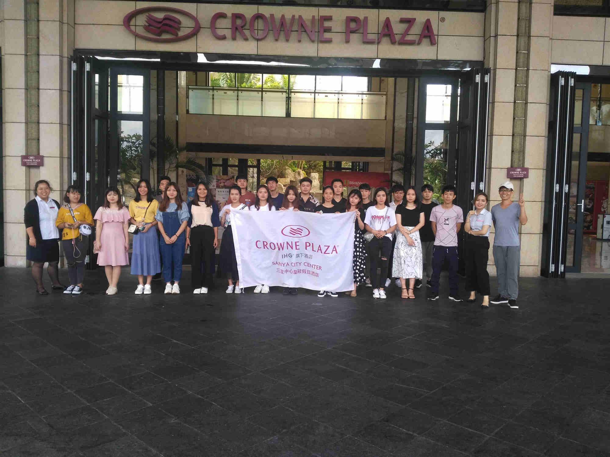 酒店部门经理和同学们合影留念.jpg