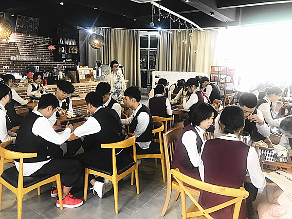 20201118旅游与康体产业学�?020年秋学期公开课教学能力评比顺利召开�?)_副本.jpg