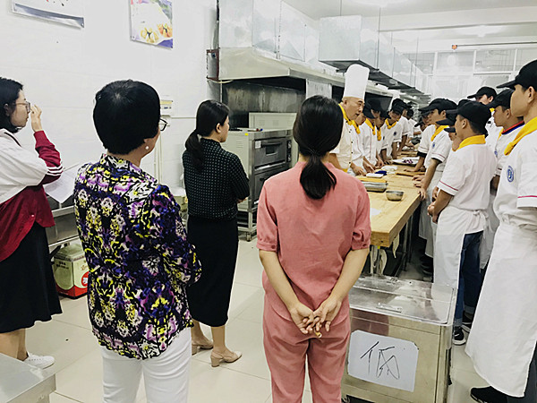 20201118旅游与康体产业学�?020年秋学期公开课教学能力评比顺利召开�?）_副本.jpg